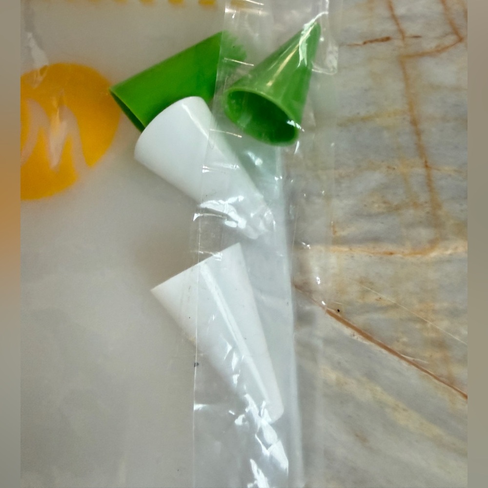 Wilton Reusable Piping Bagsโ and 4 Plastic Decorating Tips Set White Green NEW